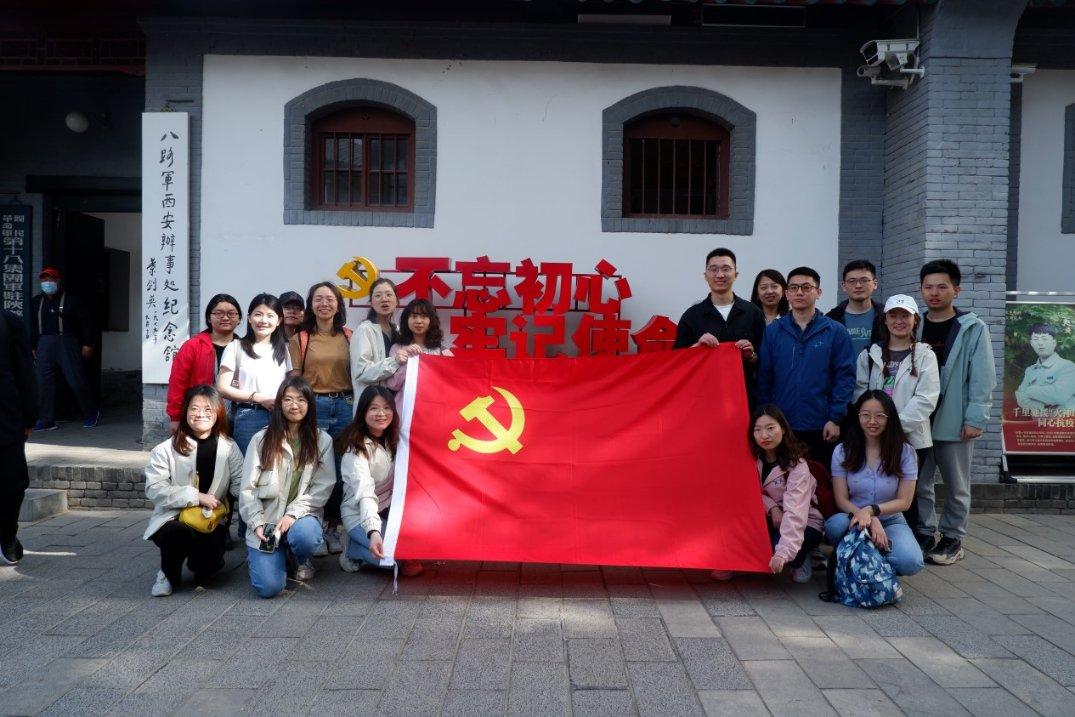 营救迷路的小男孩